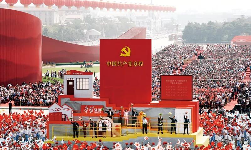 2019年10月1日上午，慶祝中華人民共和國成立70周年大會在北京天安門廣場隆重舉行。這是群眾游行中的“從嚴治黨”方陣。新華社記者 蘭紅光/攝