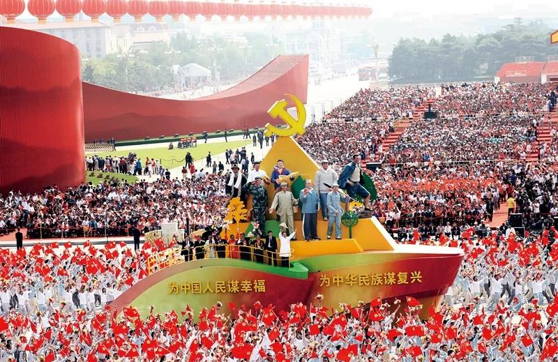 2019年10月1日上午，慶祝中華人民共和國成立70周年大會在北京天安門廣場隆重舉行。這是群眾游行中的“不忘初心”方陣。新華社記者 蘭紅光/攝