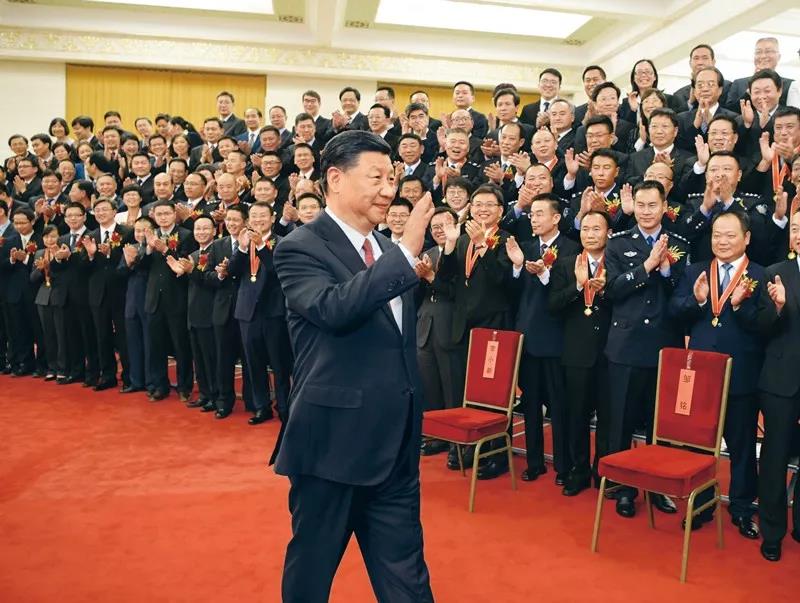 2019年6月25日，黨和國家領(lǐng)導(dǎo)人習(xí)近平、李克強、王滬寧等在北京人民大會堂會見第九屆全國“人民滿意的公務(wù)員”和“人民滿意的公務(wù)員集體”受表彰代表。新華社記者 李學(xué)仁/攝